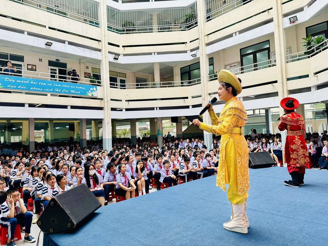 Học sinh TP.HCM nói gì khi nghệ sĩ, chuyên gia đứng lớp? - Ảnh 2.