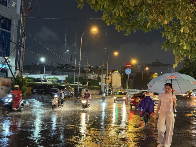 Sau cơn mưa dầm dề, thời tiết TP.HCM h&ocirc;m nay dự b&aacute;o mưa lớn từ trưa - Ảnh 1.