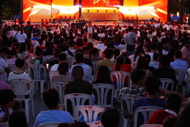 D&ograve;ng người đổ về phố đi bộ chờ xem ph&aacute;o hoa mừng Quốc kh&aacute;nh 2.9 - Ảnh 10.