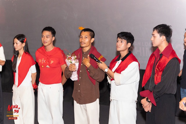 'Mưa đỏ' c&aacute;n mốc 400 tỉ đồng, tiếp tục ph&aacute; loạt kỷ lục phim Việt- Ảnh 1.