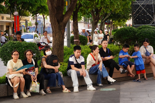 D&ograve;ng người đổ về phố đi bộ chờ xem ph&aacute;o hoa mừng Quốc kh&aacute;nh 2.9 - Ảnh 4.