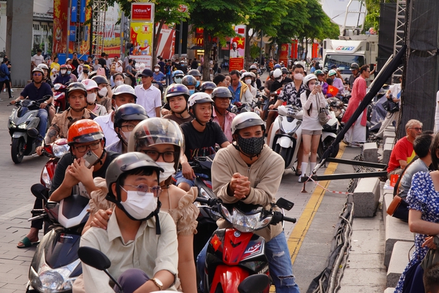 D&ograve;ng người đổ về phố đi bộ chờ xem ph&aacute;o hoa mừng Quốc kh&aacute;nh 2.9 - Ảnh 2.