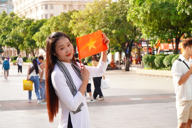 D&ograve;ng người đổ về phố đi bộ chờ xem ph&aacute;o hoa mừng Quốc kh&aacute;nh 2.9 - Ảnh 6.