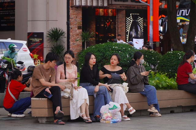 D&ograve;ng người đổ về phố đi bộ chờ xem ph&aacute;o hoa mừng Quốc kh&aacute;nh 2.9 - Ảnh 3.