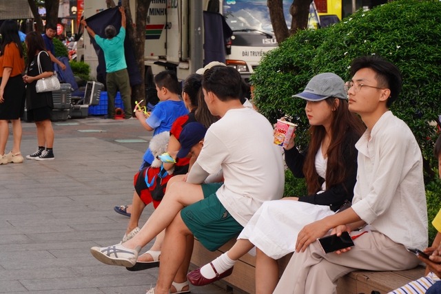 D&ograve;ng người đổ về phố đi bộ chờ xem ph&aacute;o hoa mừng Quốc kh&aacute;nh 2.9 - Ảnh 5.