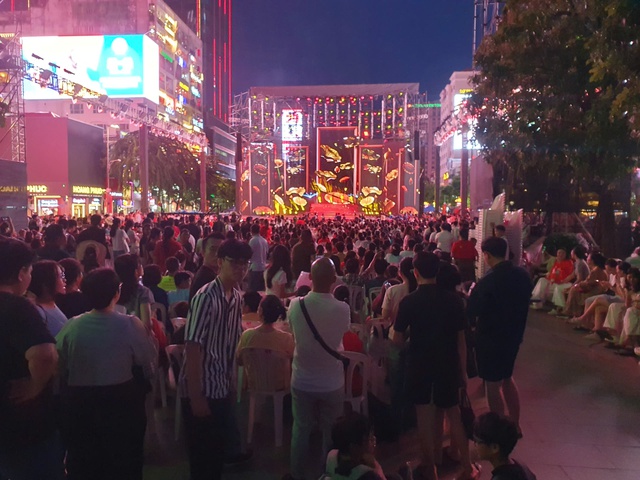 D&ograve;ng người đổ về phố đi bộ chờ xem ph&aacute;o hoa mừng Quốc kh&aacute;nh 2.9 - Ảnh 9.