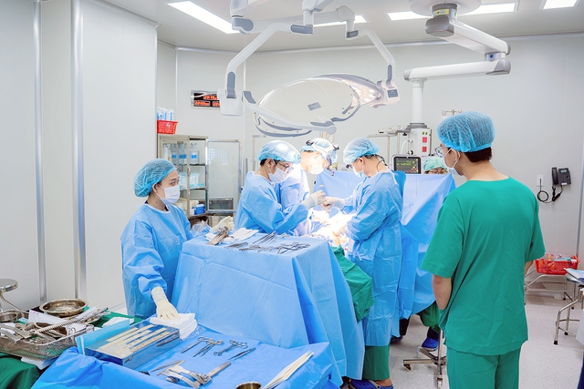 Bs Vũ Hữu Vĩnh: 40 Năm Từ Chiến Trường Đến Chuyên Gia Ngoại Lồng Ngực Hàng Đầu - Ảnh 2. Bs Vũ Hữu Vĩnh: 40 Năm Từ Chiến Trường Đến Chuyên Gia Ngoại Lồng Ngực Hàng Đầu - Ảnh 3.