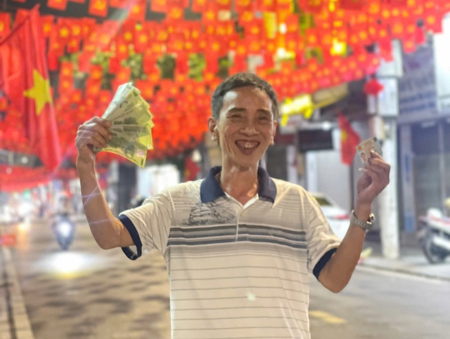 Người dân hạnh phúc khi nhận quà Quốc khánh. Người dân hạnh phúc khi nhận quà Quốc khánh.