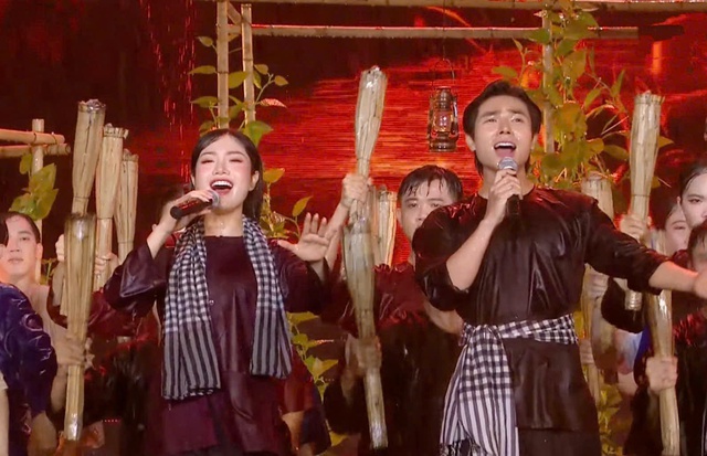 NSƯT Lê Thiện 'đội mưa' biểu diễn trong chương trình 'Ánh sao độc lập'- Ảnh 2.