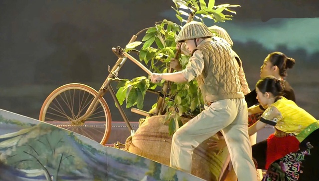 NSƯT Lê Thiện 'đội mưa' biểu diễn trong chương trình 'Ánh sao độc lập'- Ảnh 3.