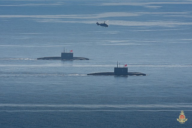 T&agrave;u ngầm Kilo 636 ph&ocirc; diễn sức mạnh diễu binh tr&ecirc;n biển hiện đại như thế n&agrave;o? - Ảnh 1.
