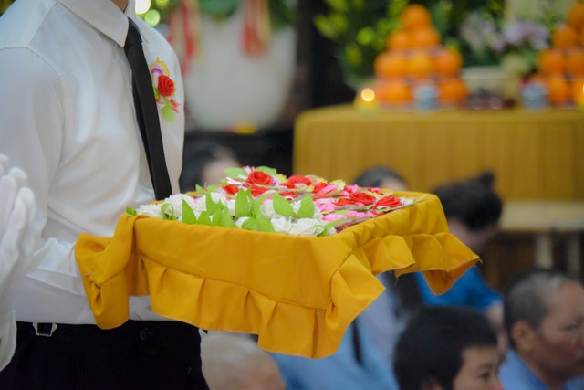 Vu lan 2025: Quỳ rót trà, rửa chân cha mẹ - phút giây khiến con bừng tỉnh - Ảnh 1.