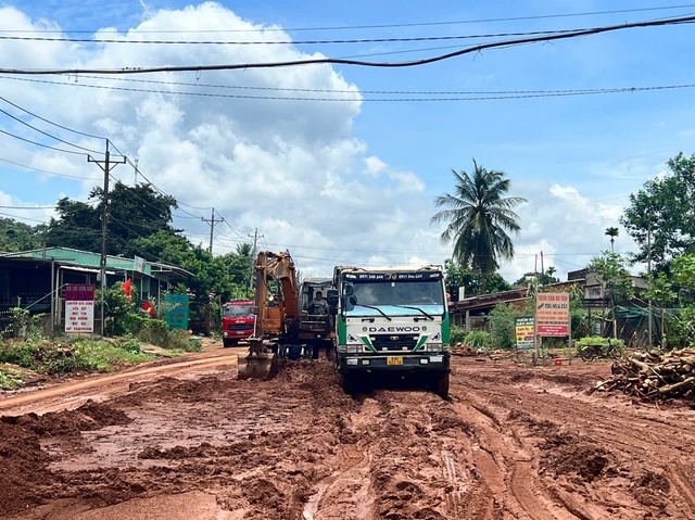 Đồng Nai: Khẩn trương khắc phục sạt lở đất trên quốc lộ 14C- Ảnh 1. Đồng Nai: Khẩn trương khắc phục sạt lở đất trên quốc lộ 14C- Ảnh 1.