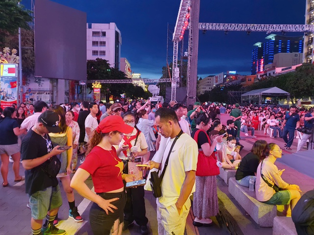 D&ograve;ng người đổ về phố đi bộ chờ xem ph&aacute;o hoa mừng Quốc kh&aacute;nh 2.9 - Ảnh 8.