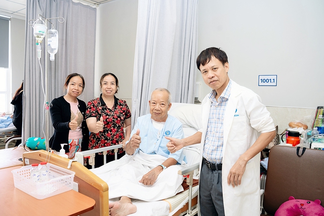 Bs Vũ Hữu Vĩnh: 40 Năm Từ Chiến Trường Đến Chuyên Gia Ngoại Lồng Ngực Hàng Đầu - Ảnh 4. Bs Vũ Hữu Vĩnh: 40 Năm Từ Chiến Trường Đến Chuyên Gia Ngoại Lồng Ngực Hàng Đầu - Ảnh 5.