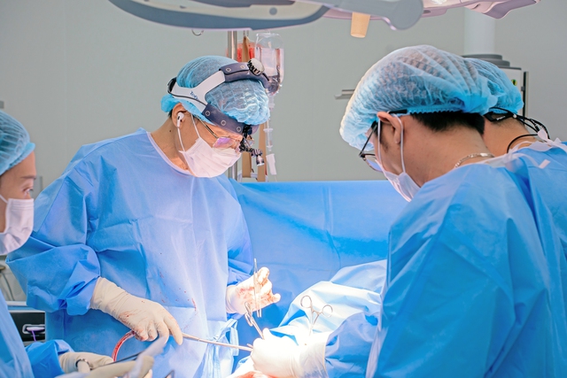 Bs Vũ Hữu Vĩnh: 40 Năm Từ Chiến Trường Đến Chuyên Gia Ngoại Lồng Ngực Hàng Đầu Bs Vũ Hữu Vĩnh: 40 Năm Từ Chiến Trường Đến Chuyên Gia Ngoại Lồng Ngực Hàng Đầu - Ảnh 4.