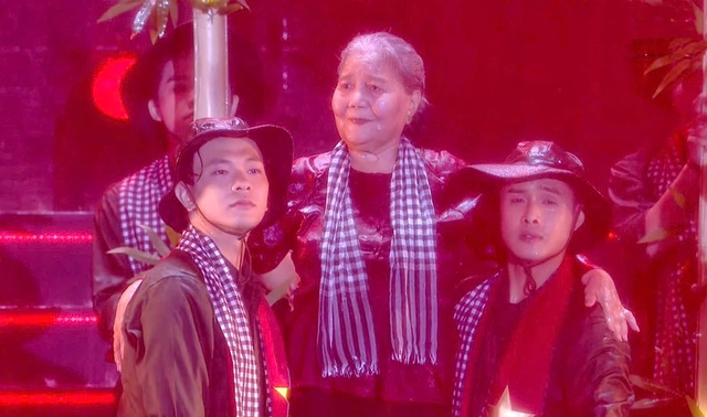 NSƯT Lê Thiện 'đội mưa' biểu diễn trong chương trình 'Ánh sao độc lập'- Ảnh 4.