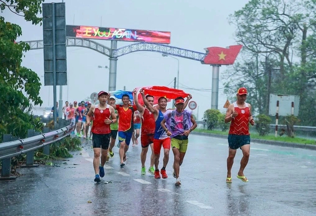Nguyễn Văn Long đến Hà Nội, hoàn thành 20 ngày chạy bộ mừng Quốc khánh - Ảnh 2.