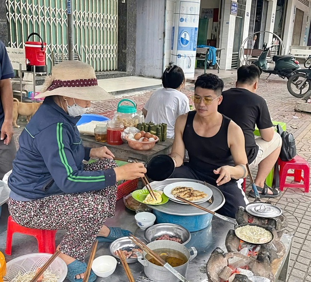 Ch&agrave;ng trai H&aacute;i Gia Liu bất ngờ nổi tiếng sau clip viral tr&ecirc;n mạng x&atilde; hội - Ảnh 3.