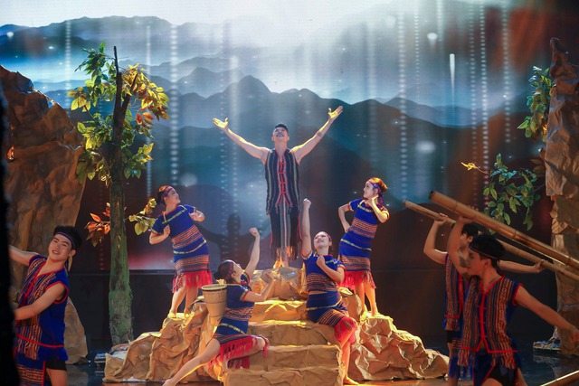 Ch&agrave;ng trai H&aacute;i Gia Liu bất ngờ nổi tiếng sau clip viral tr&ecirc;n mạng x&atilde; hội - Ảnh 4.