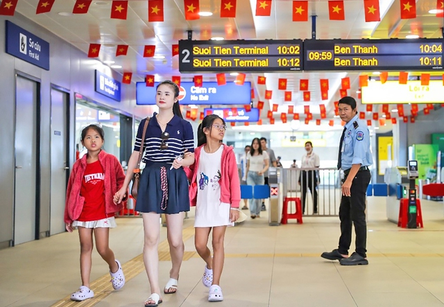 Metro rực rỡ sắc màu mừng 80 năm Quốc khánh- Ảnh 2. Metro rực rỡ sắc màu mừng 80 năm Quốc khánh- Ảnh 2.