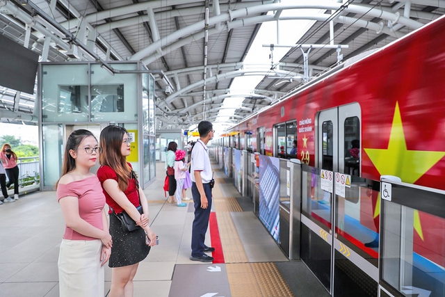 Metro rực rỡ sắc màu mừng 80 năm Quốc khánh- Ảnh 3. Metro rực rỡ sắc màu mừng 80 năm Quốc khánh- Ảnh 3.