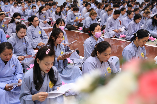 Vu lan 2025: Các chùa TP.HCM làm lễ bông hồng cài áo, thả hoa đăng ngày nào? - Ảnh 3.