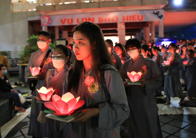 Vu lan 2025: Các chùa TP.HCM làm lễ bông hồng cài áo, thả hoa đăng ngày nào? - Ảnh 1.