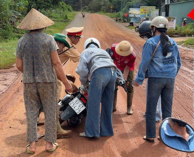 Đồng Nai: Khẩn trương khắc phục sạt lở đất trên quốc lộ 14C- Ảnh 2. Đồng Nai: Khẩn trương khắc phục sạt lở đất trên quốc lộ 14C- Ảnh 2.