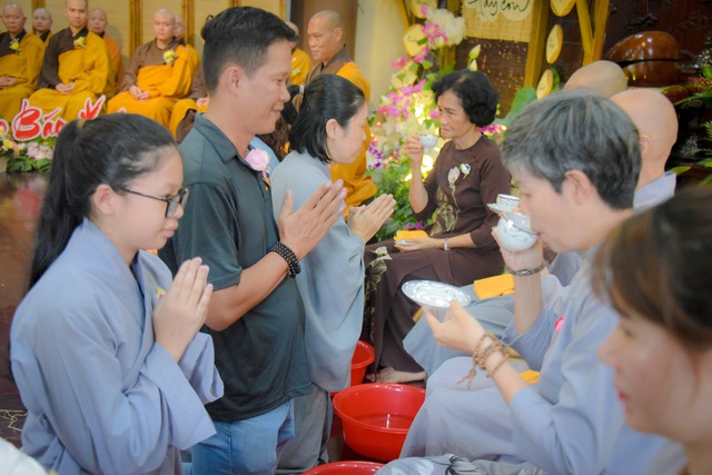 Vu lan 2025: Quỳ rót trà, rửa chân cha mẹ - phút giây khiến con bừng tỉnh - Ảnh 3.