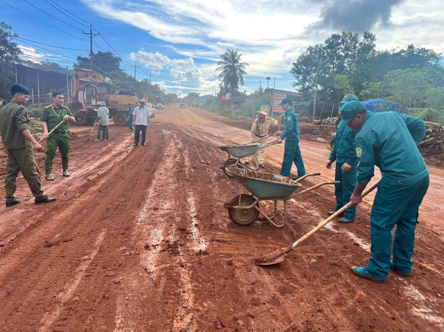 Đồng Nai: Khẩn trương khắc phục sạt lở đất trên quốc lộ 14C- Ảnh 4. Đồng Nai: Khẩn trương khắc phục sạt lở đất trên quốc lộ 14C- Ảnh 4.
