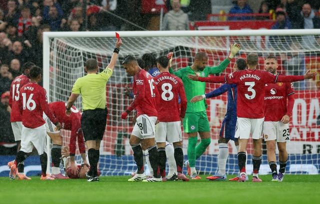 M.U đánh bại Chelsea gây tranh cãi: ‘Trọng tài thiên vị thầy trò HLV Amorim?’- Ảnh 2. M.U đánh bại Chelsea gây tranh cãi: ‘Trọng tài thiên vị thầy trò HLV Amorim?’- Ảnh 2.