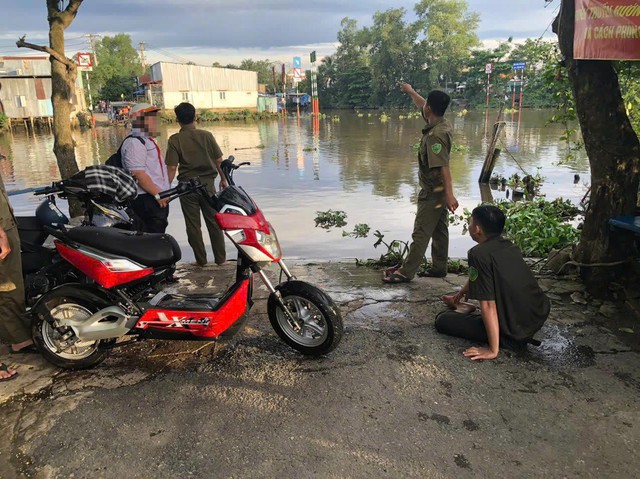 TP.HCM: Th&agrave;nh vi&ecirc;n an ninh cơ sở x&atilde; B&igrave;nh Lợi cứu học sinh rơi s&ocirc;ng- Ảnh 2.