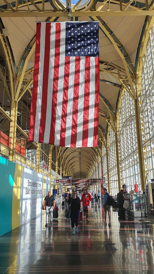 Nhà Trắng siết chặt chính sách thị thực lao động tại Mỹ - Ảnh 1. Nhà Trắng siết chặt chính sách thị thực lao động tại Mỹ - Ảnh 1.