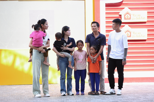 Bùi Tiến Dũng nghẹn lòng trước người bố đơn thân nuôi 4 con khi vợ mất - Ảnh 1.