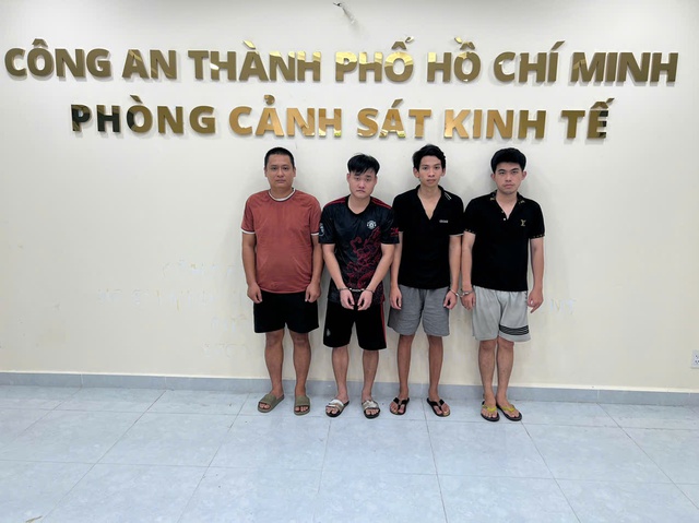 Công an TP.HCM triệt phá đường dây sản xuất, buôn bán nước giặt, nước tẩy rửa giả- Ảnh 1. Công an TP.HCM triệt phá đường dây sản xuất, buôn bán nước giặt, nước tẩy rửa giả- Ảnh 1.