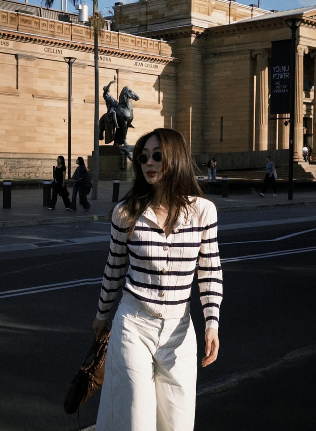 Áo kẻ ngang 'cứ mặc là đẹp' cho mọi hoàn cảnh- Ảnh 8.