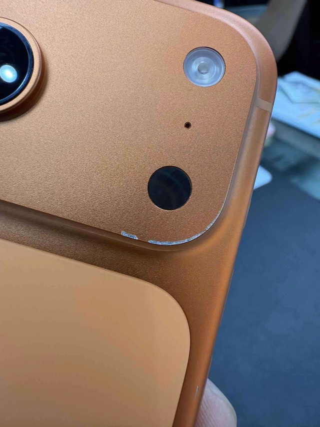

Một hình ảnh được chia sẻ trên mạng xã hội về vết trầy xước của iPhone 17 Pro Max  
