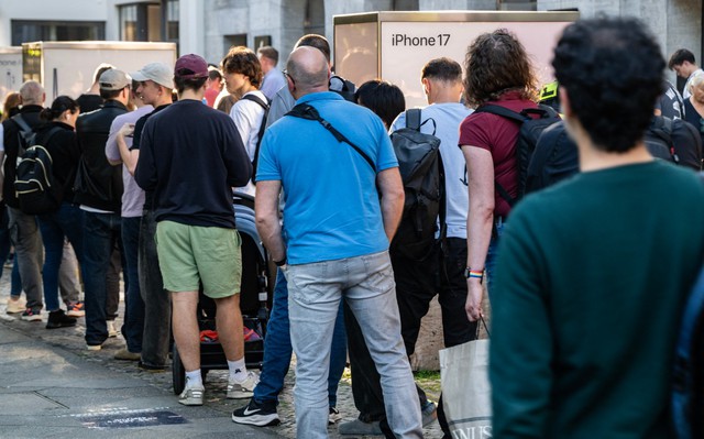 iPhone 17 buyers complain of scratches on new blue Pro, black Air models - Ảnh 1.