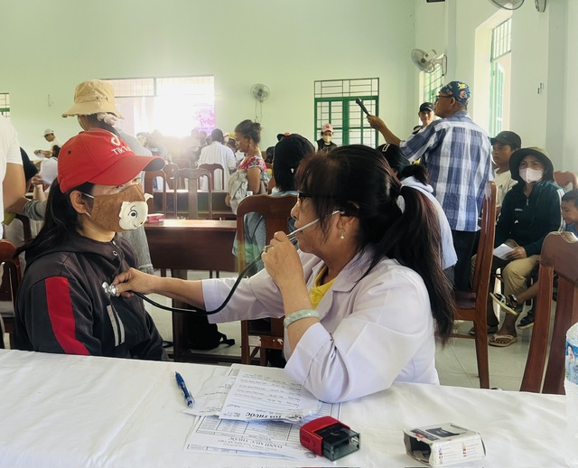 Khám bệnh, tặng quà cho bà con và học sinh xã Bình Phú - Gia Lai- Ảnh 3. Khám bệnh, tặng quà cho bà con và học sinh xã Bình Phú - Gia Lai- Ảnh 3.