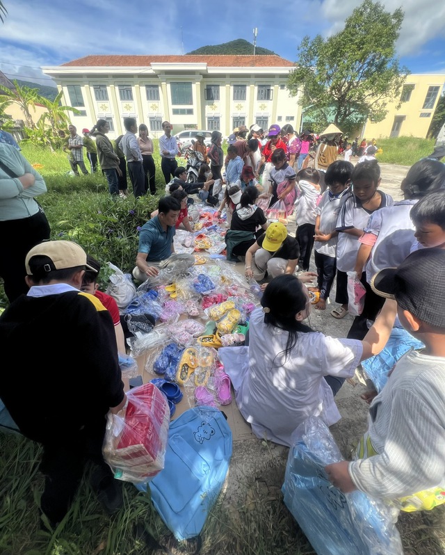 Khám bệnh, tặng quà cho bà con và học sinh xã Bình Phú - Gia Lai- Ảnh 4. Khám bệnh, tặng quà cho bà con và học sinh xã Bình Phú - Gia Lai- Ảnh 4.