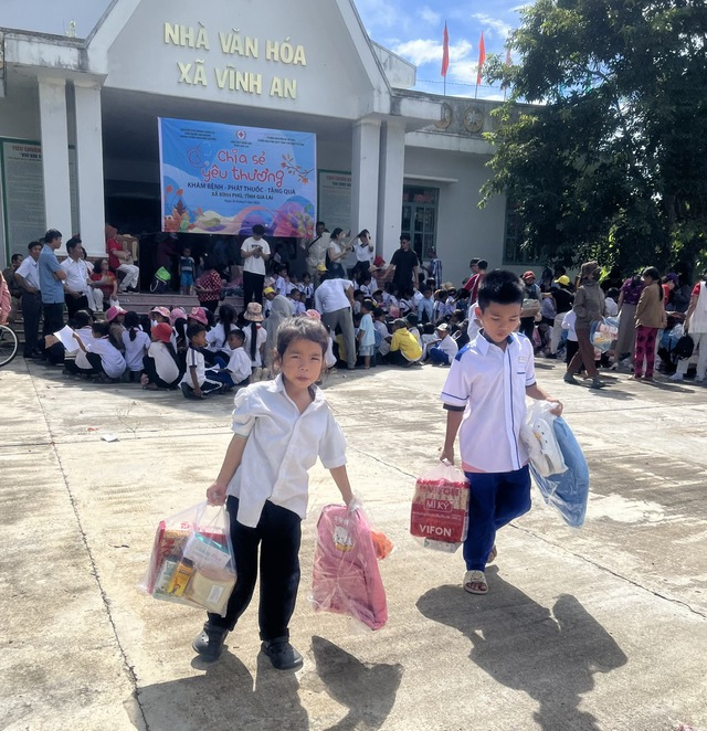 Khám bệnh, tặng quà cho bà con và học sinh xã Bình Phú - Gia Lai- Ảnh 5. Khám bệnh, tặng quà cho bà con và học sinh xã Bình Phú - Gia Lai- Ảnh 5.