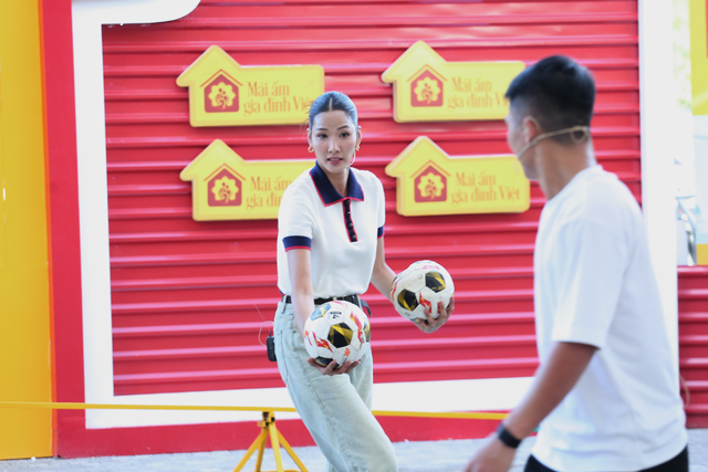 Bùi Tiến Dũng nghẹn lòng trước người bố đơn thân nuôi 4 con khi vợ mất - Ảnh 2.