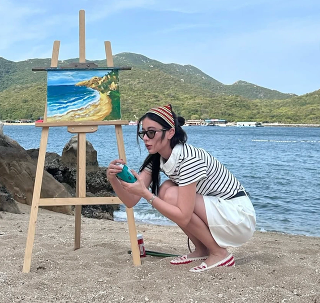 Áo kẻ ngang 'cứ mặc là đẹp' cho mọi hoàn cảnh- Ảnh 6.