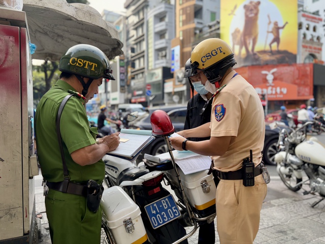 Công an phường, xã ở TP.HCM sẽ hỗ trợ CSGT dừng xe, xử lý vi phạm - Ảnh 2. Công an phường, xã ở TP.HCM sẽ hỗ trợ CSGT dừng xe, xử lý vi phạm - Ảnh 2.