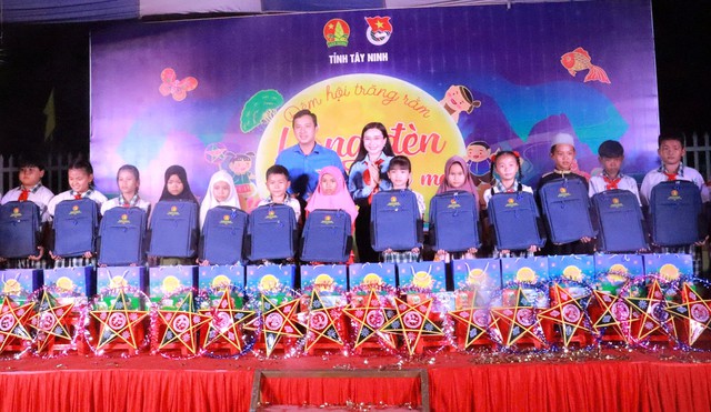 Chị Nguyễn Phạm Duy Trang trao mang “Tết trung thu” đến thiếu nhi vùng biên giới- Ảnh 2. Chị Nguyễn Phạm Duy Trang trao mang “Tết trung thu” đến thiếu nhi vùng biên giới- Ảnh 2.