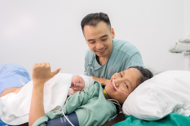 H'Hen Niê trải qua nhiều cung bậc cảm xúc khác nhau trong hành trình sinh con đầu lòng H'Hen Niê trải qua nhiều cung bậc cảm xúc khác nhau trong hành trình sinh con đầu lòng