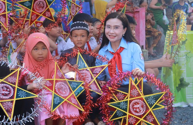 Chị Nguyễn Phạm Duy Trang trao mang “Tết trung thu” đến thiếu nhi vùng biên giới- Ảnh 1. Chị Nguyễn Phạm Duy Trang trao mang “Tết trung thu” đến thiếu nhi vùng biên giới- Ảnh 1.