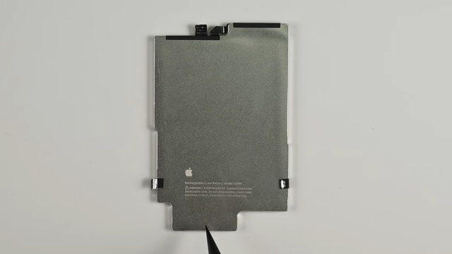 Bí mật bên trong pin MagSafe cho iPhone Air bị 'mổ xẻ' - Ảnh 2.