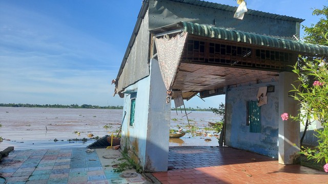 UBND tỉnh Đồng Tháp chỉ đạo xử lý vụ nhà dân bị sạt lở xuống sông Tiền - Ảnh 1.